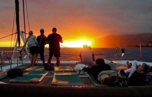 Viagem do pôr -do -sol catamarã